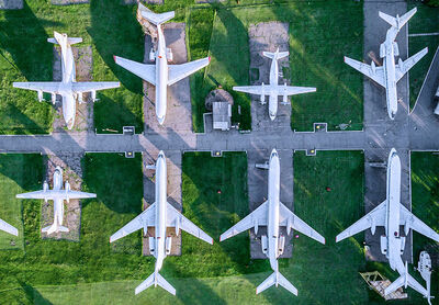 Flugzeuge am Flughafen aus der Vogelperspektive stehen die Vielfalt von Marken